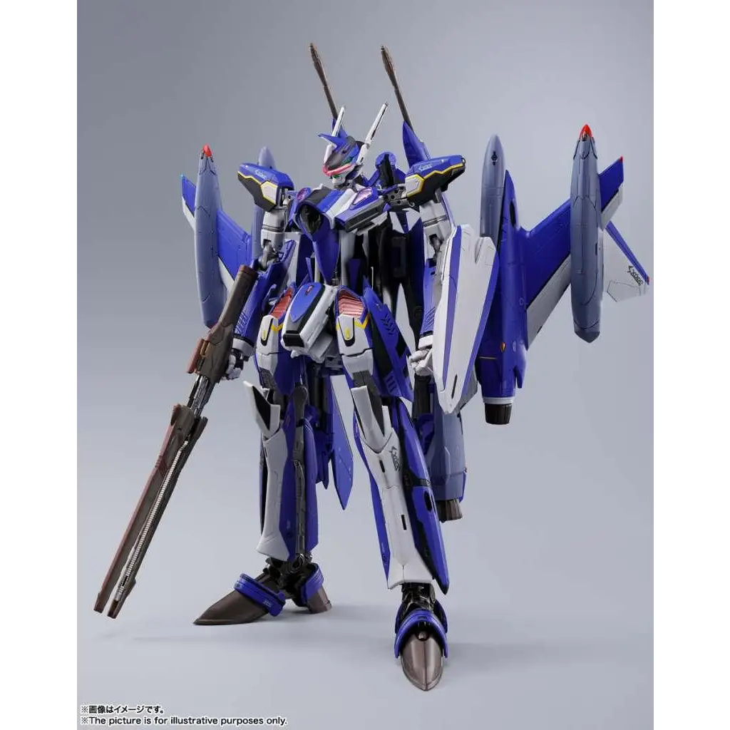 Blå och vit Gundam-modell med DX Macross YF-29 Durandal Valkyrie Set