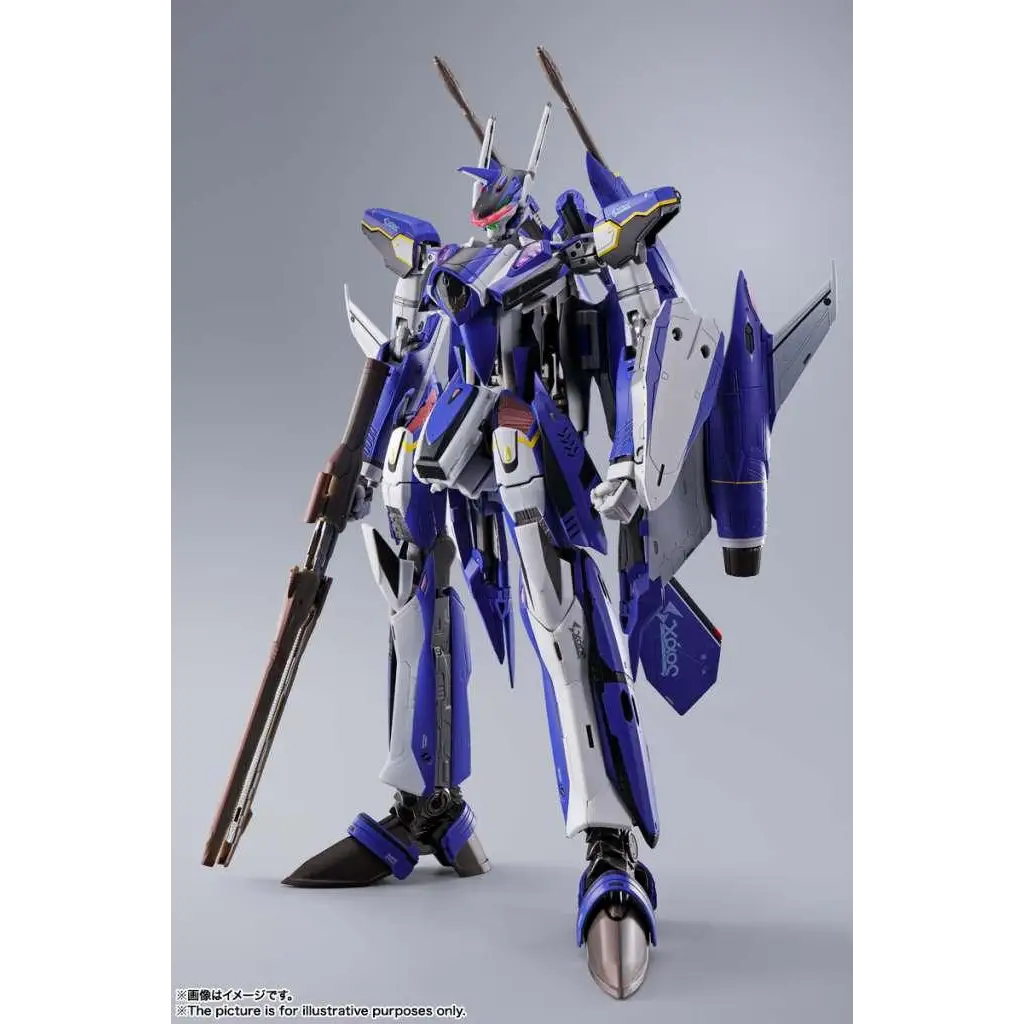 Blå och vit plastmodell av detaljerad mecha DX Macross YF-29 Durandal Valkyrie med guldaccenter, vingliknande tillbehör och vapenfästen