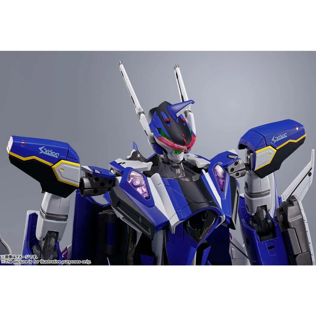 Blå och vit robotmodell med lila glödande ögon från DX Macross YF-29 Durandal Valkyrie Set