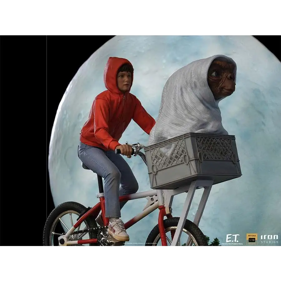 Röd och vit cykel med grå korg som bär E.T. och Elliot från filmen