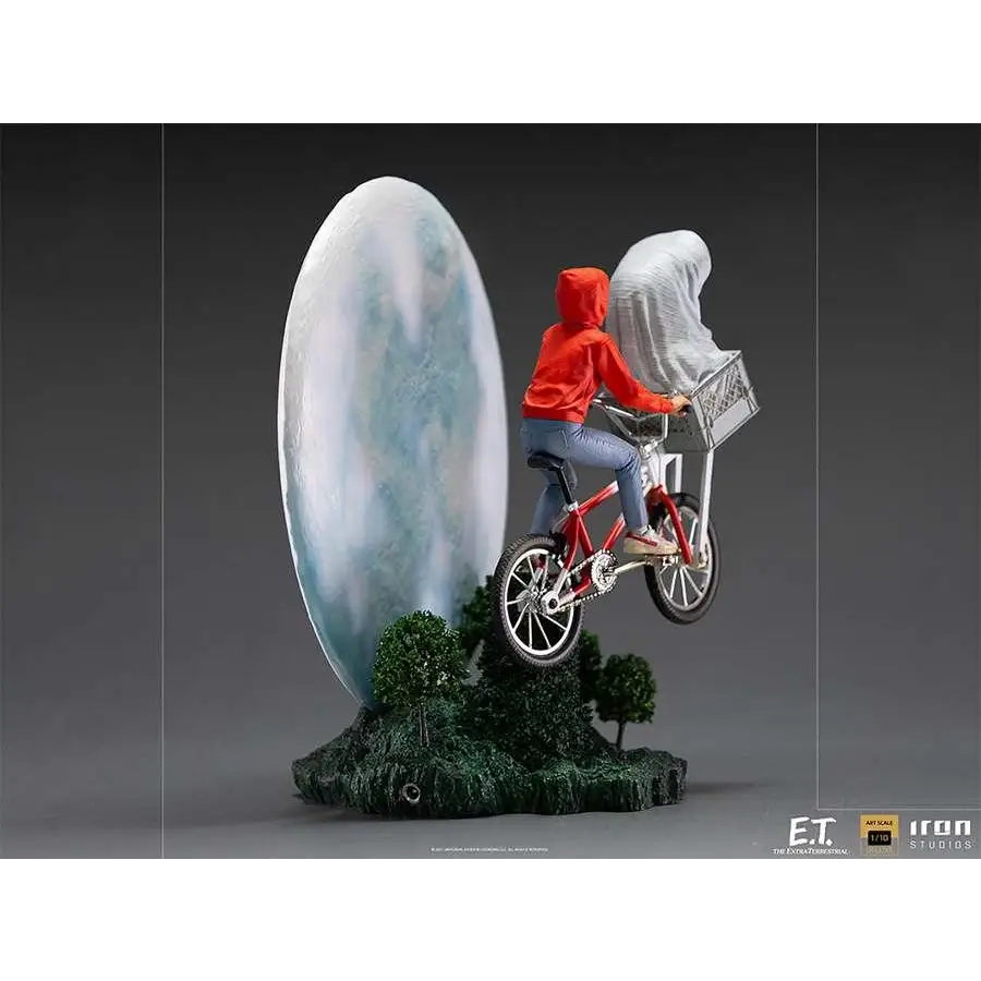 Röd cykel med vita hjul och silverkedja, riden av figur i orange hoodie i E.T. & Elliot-staty