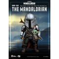 Silver och svart Mandalorian-actionfigur med grön baby i armarna från Egg Attack