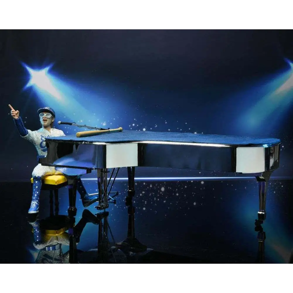 Glossig svart flygelpiano med reflekterande yta och silverkant, Elton John Live 1975-actionfigur