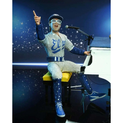 Detaljerad, glittrande Elton John-actionfigur i silverblå outfit med Elto-text på bröstet från Live 1975