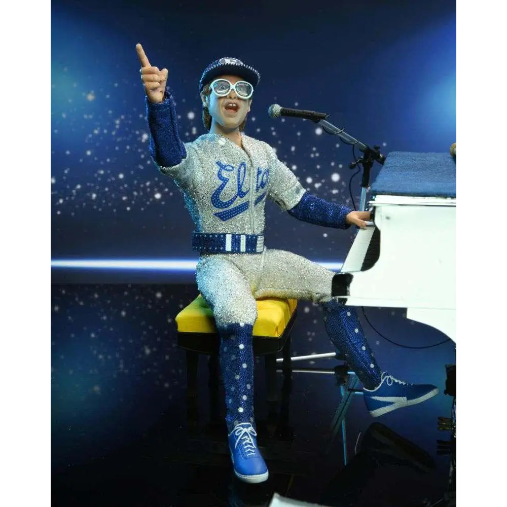 Detaljerad, glittrande Elton John-actionfigur i silverblå outfit med Elto-text på bröstet från Live 1975
