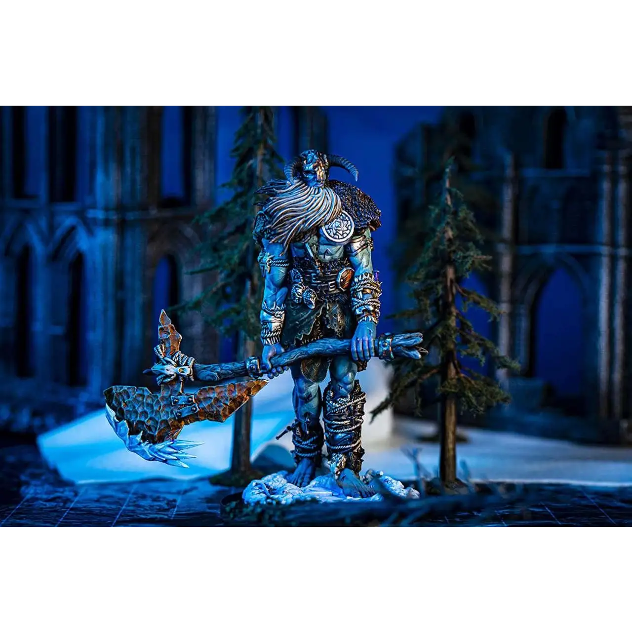 Blåpälsad, hornad fantasykrigare i metallrustning med stridsyxa från Epic Encounter: Caverns of Frost Giant
