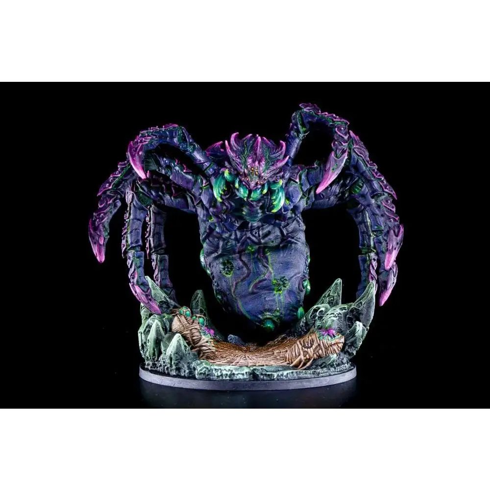 Detaljerad miniatyrfigur av spindeltyrannens väv, lila och gröna accenter