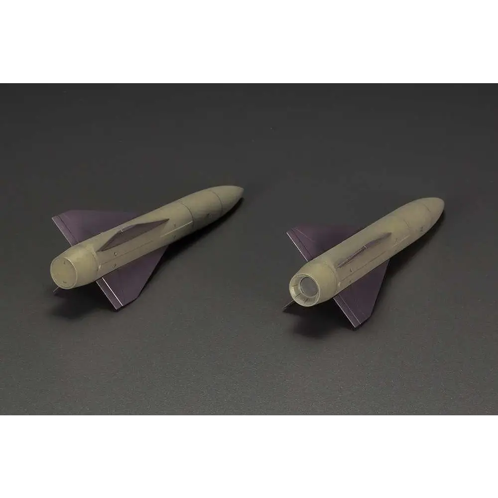Två beige plastmodeller av missiler med lila fenor och klara cockpitfönster i Extend Arms 07 - Improved HAWK för Frame Arms