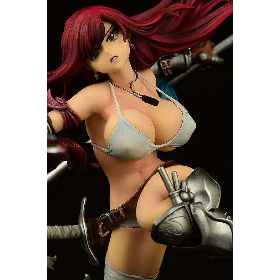 Erza Scarlet från Fairy Tail i röd hår, grå bikini och rustning med vapen