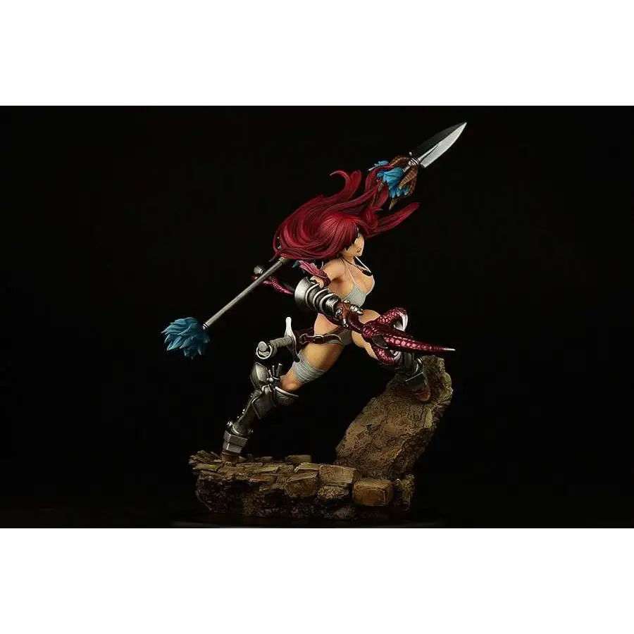 Rödhaarig krigarefigur av Erza Scarlet från Fairy Tail med blå fjäderdetaljer
