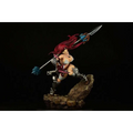 Rödhårig Erza Scarlet-figur med spjut och svärd på stenbas