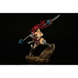 Rödhårig Erza Scarlet-figur med spjut och svärd på stenbas