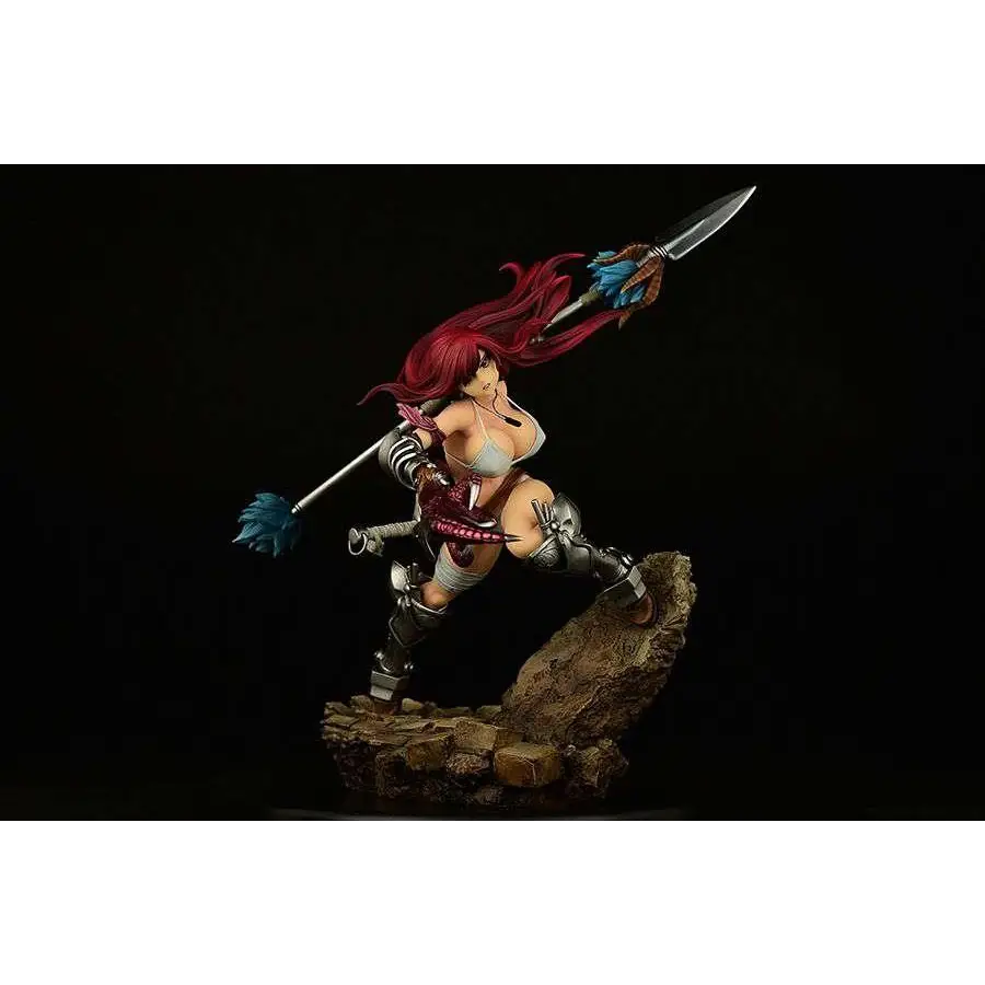 Rödhårig Erza Scarlet-figur med spjut och svärd på stenbas