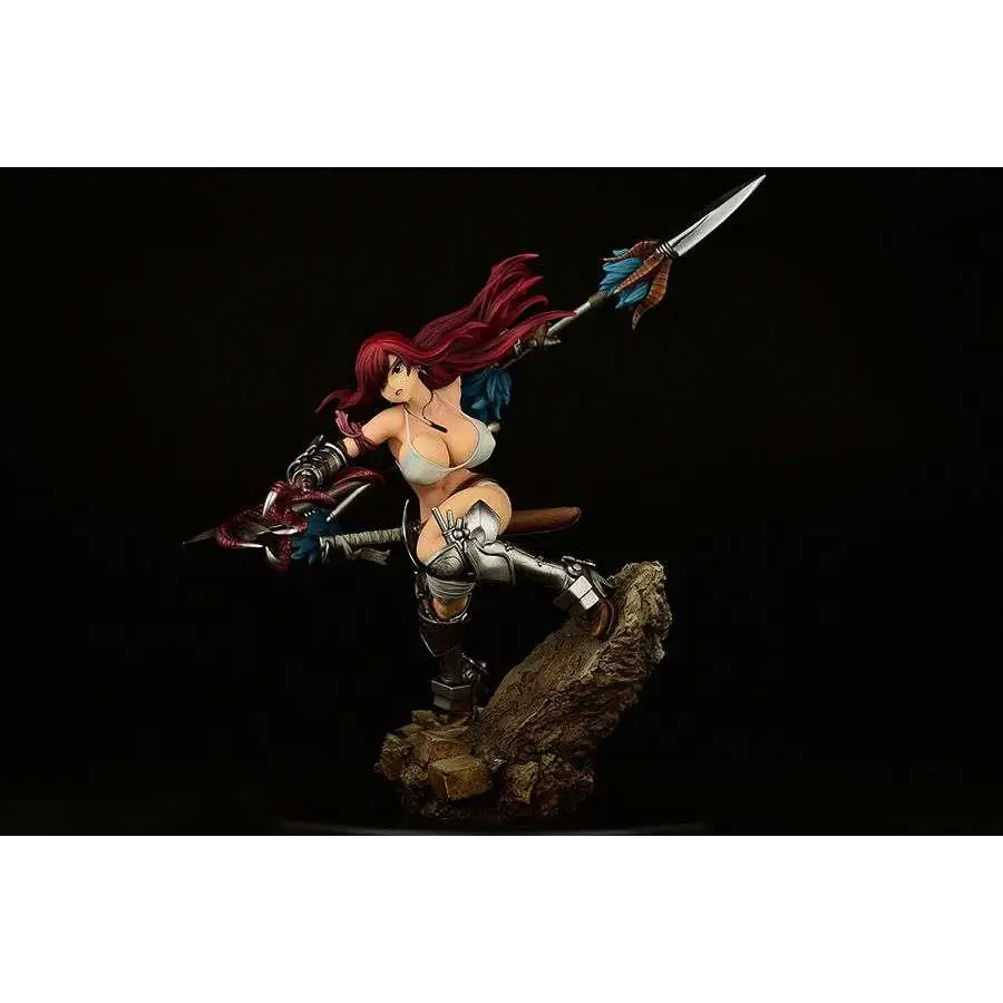 Rödhårig Erza Scarlet animekrigare i silverrustning med dubbla vapen på stenbas