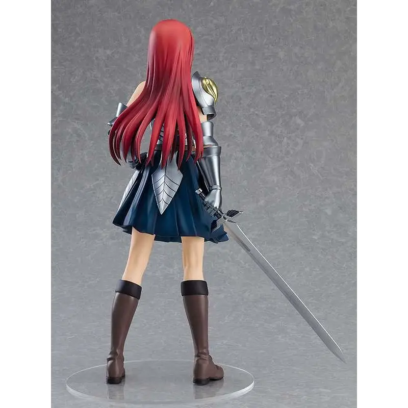 Rödhårig Erza Scarlet animefigur från Fairy Tail, i mörkblå kjol och silverrustning med svärd