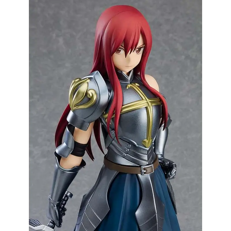 Rödhårig Erza Scarlet animefigur från Fairy Tail i silver- och guldarmor med blå kjol