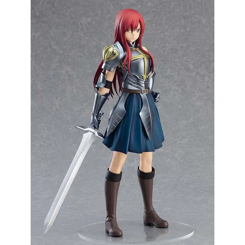 Erza Scarlet från Fairy Tail i silverguld rustning med blå kjol och svärd