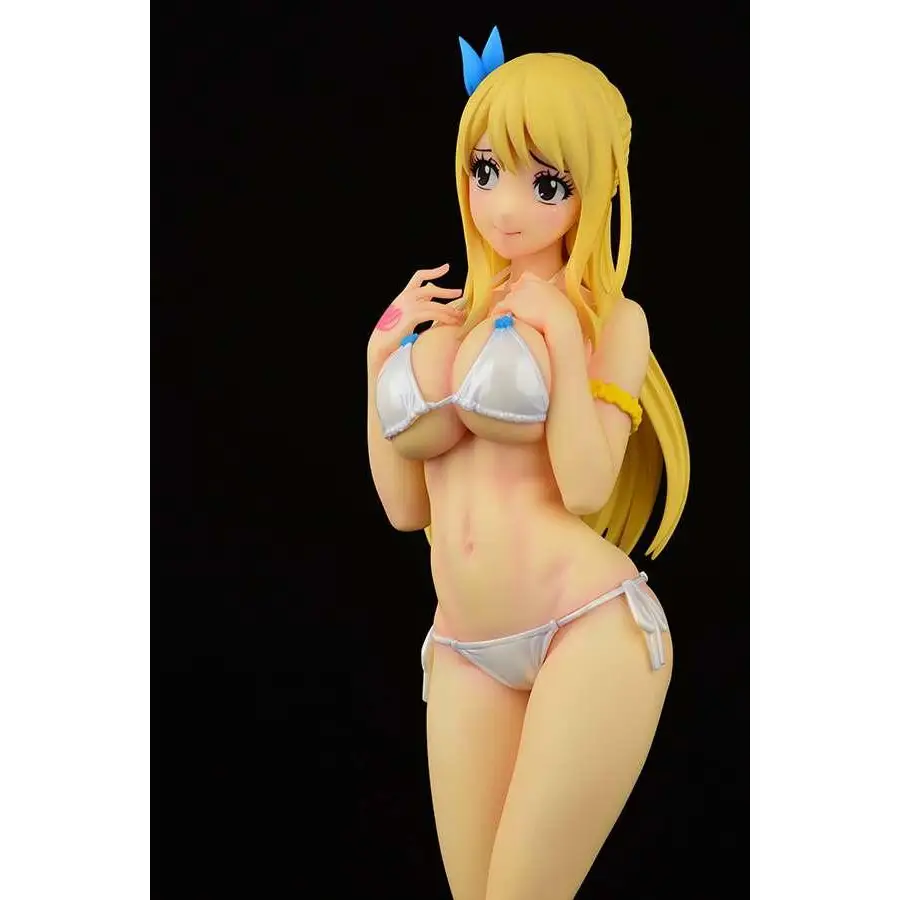 Detaljerad figur av blond animekaraktär Lucy Heartfilia i silverbadkläder med blå accenter