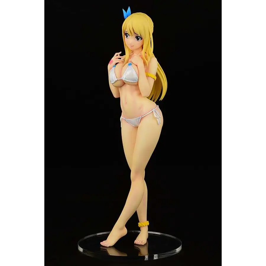 Blond animefigur Lucy Heartfilia i silverbikini med blå-gula accenter på klar bas
