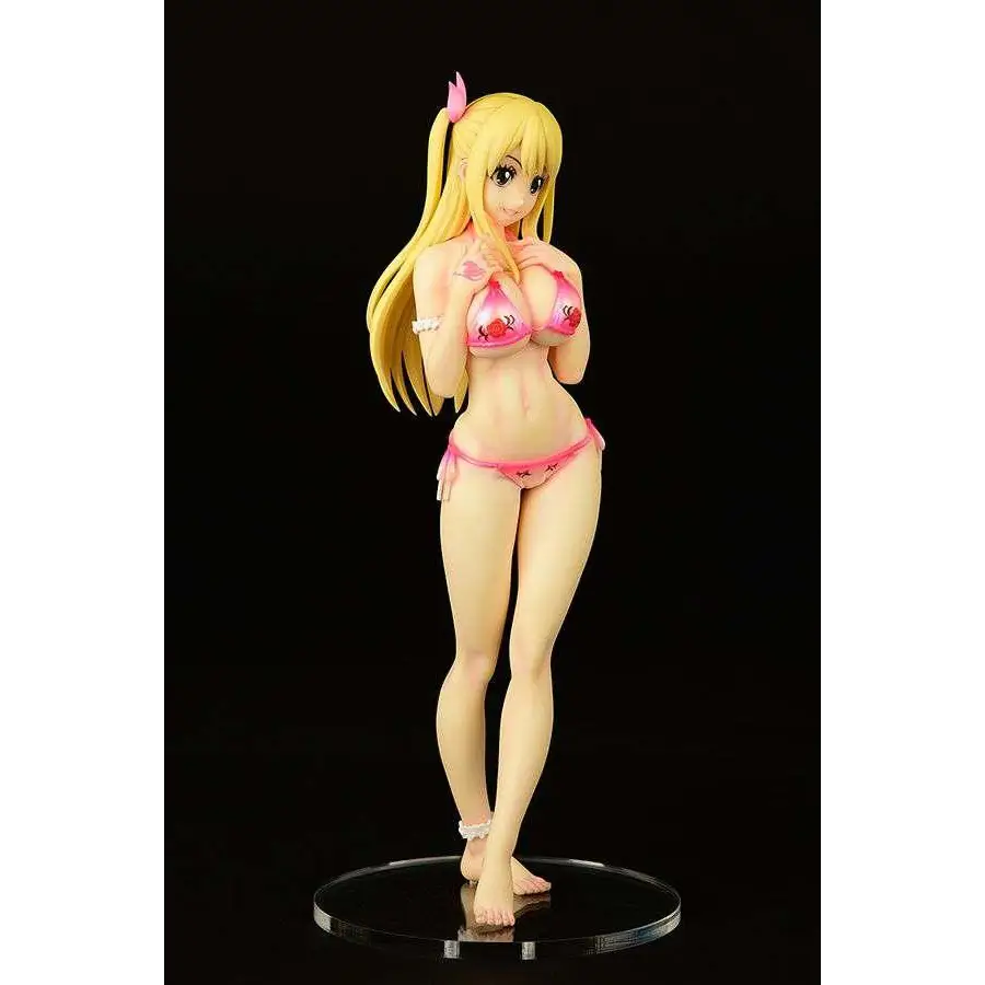 Detaljerad figur av Lucy Heartfilia från Fairy Tail i rosa badkläder med jordgubbar