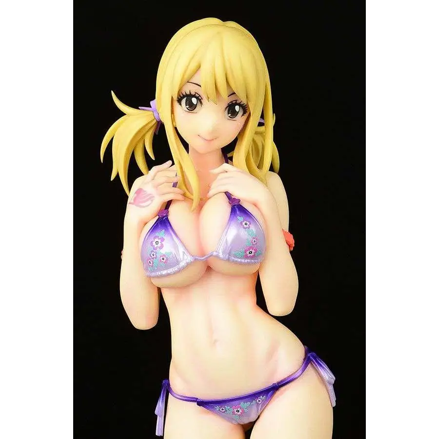 Detaljerad animefigur av Lucy Heartfilia i lila blommig baddräkt