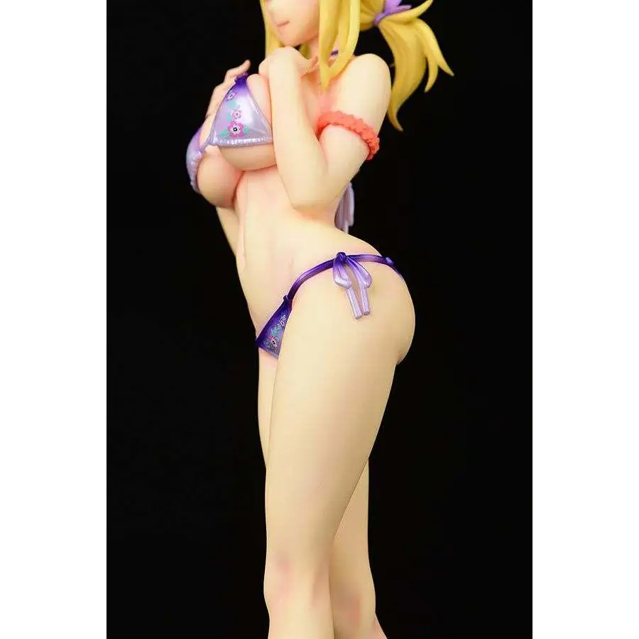 Detaljerad Lucy Heartfilia-figur i lila svart simdräkt med blonda hår