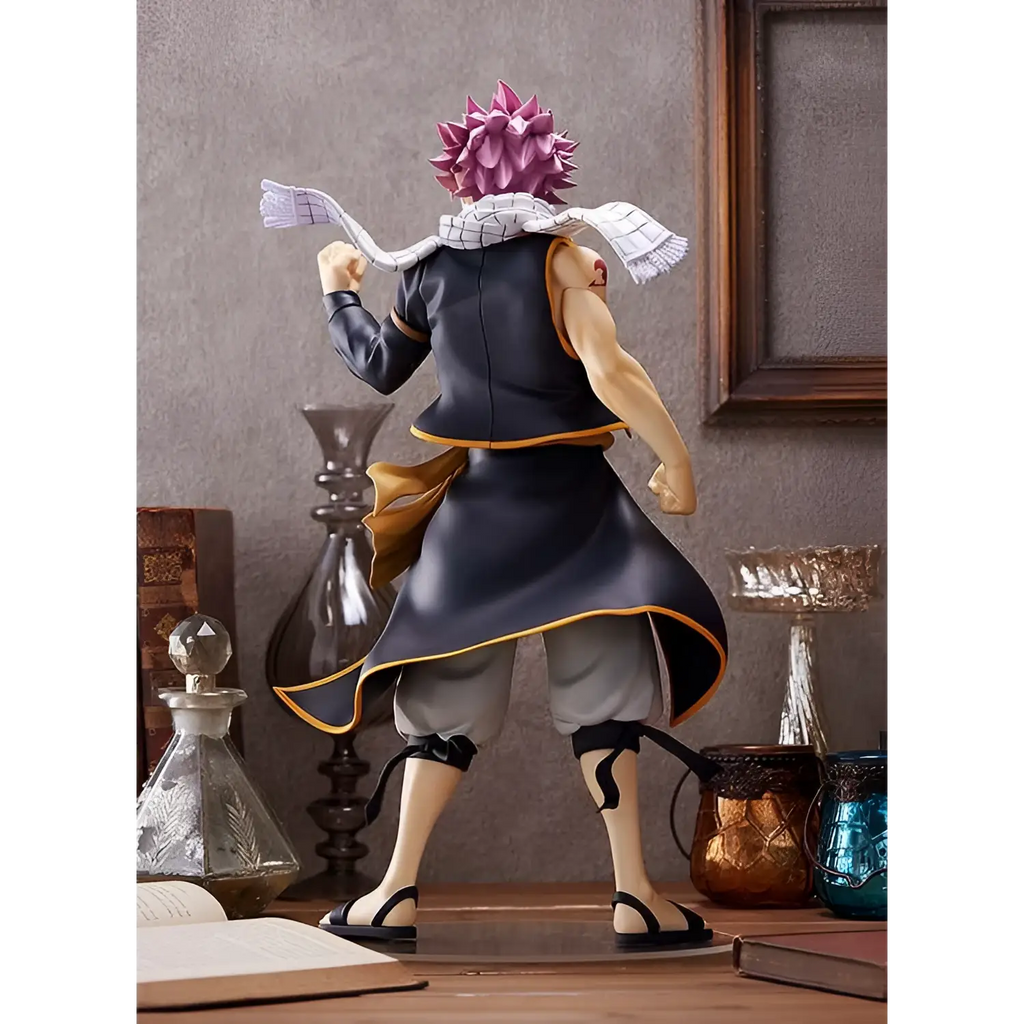 Natsu Dragneel figurin med spikig magenta hår i actionpose