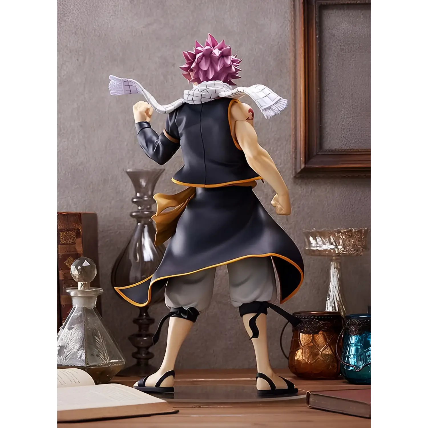 Natsu Dragneel figurin med spikig magenta hår i actionpose
