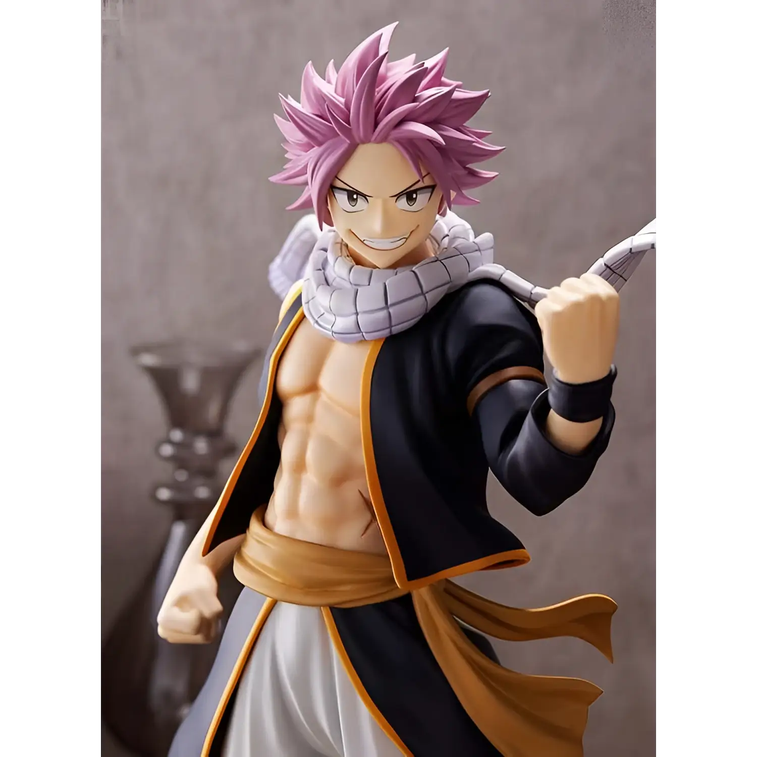 Rosa Natsu Dragneel-figur från Fairy Tail i svart-guld-outfit med vit scarf