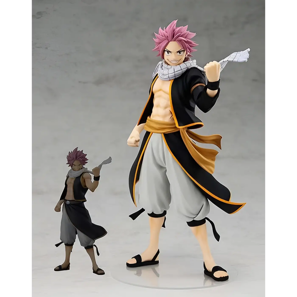Rosa Natsu Dragneel-figur från Fairy Tail i svart-guld kappa, dynamisk pose