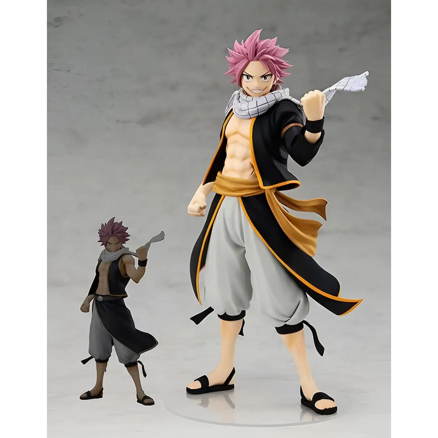 Rosa Natsu Dragneel-figur från Fairy Tail i svart-guld kappa, dynamisk pose