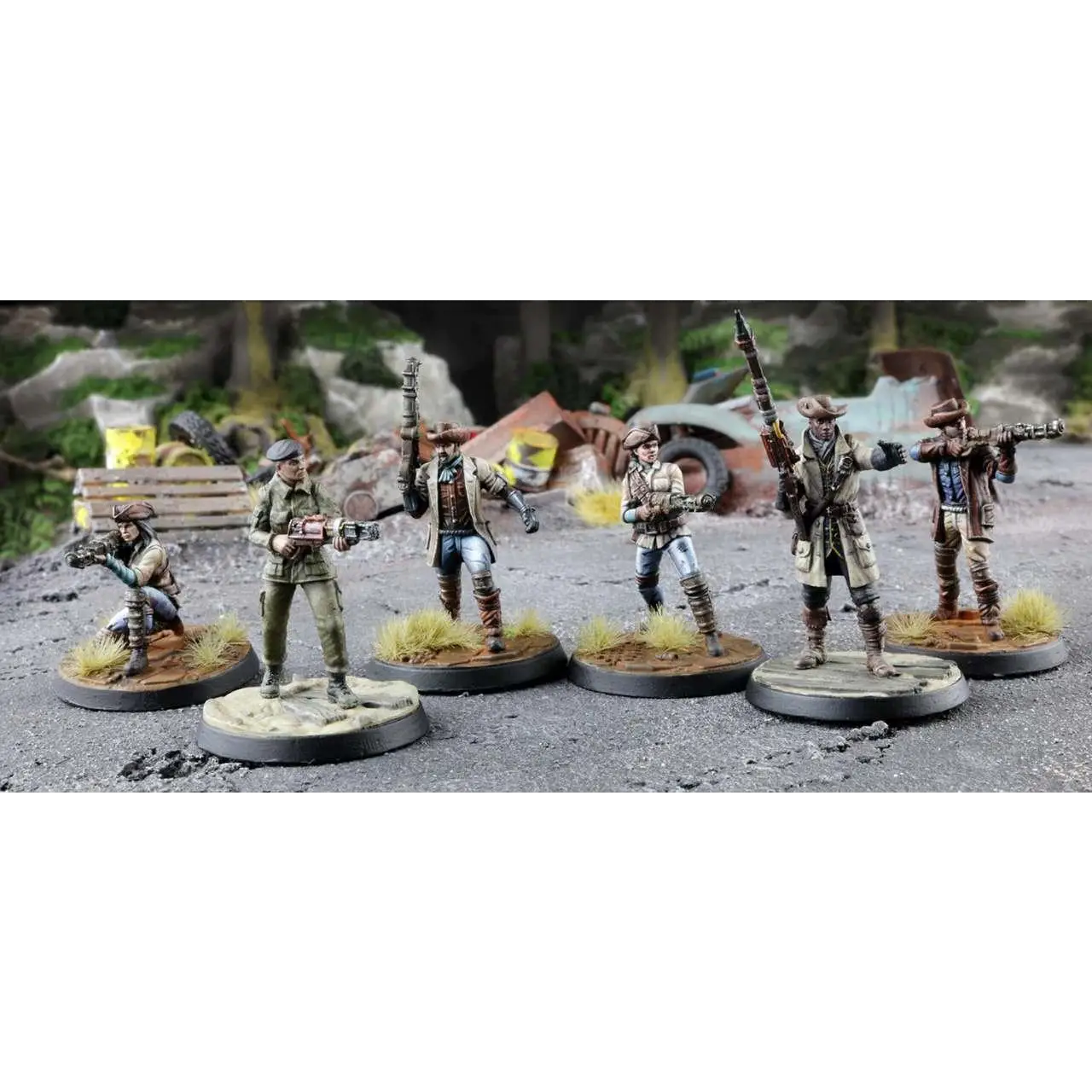 Fem Minutemen-figurer från Fallout: Wasteland Warfare, väpnade och väderbitna