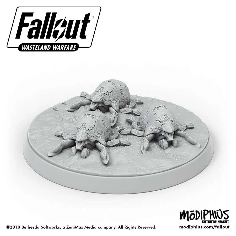 Fallout WW Mirelurk Hatchlings och ägg: grå plastminiatyrer av krabbliknande varelser på cirkulär bas