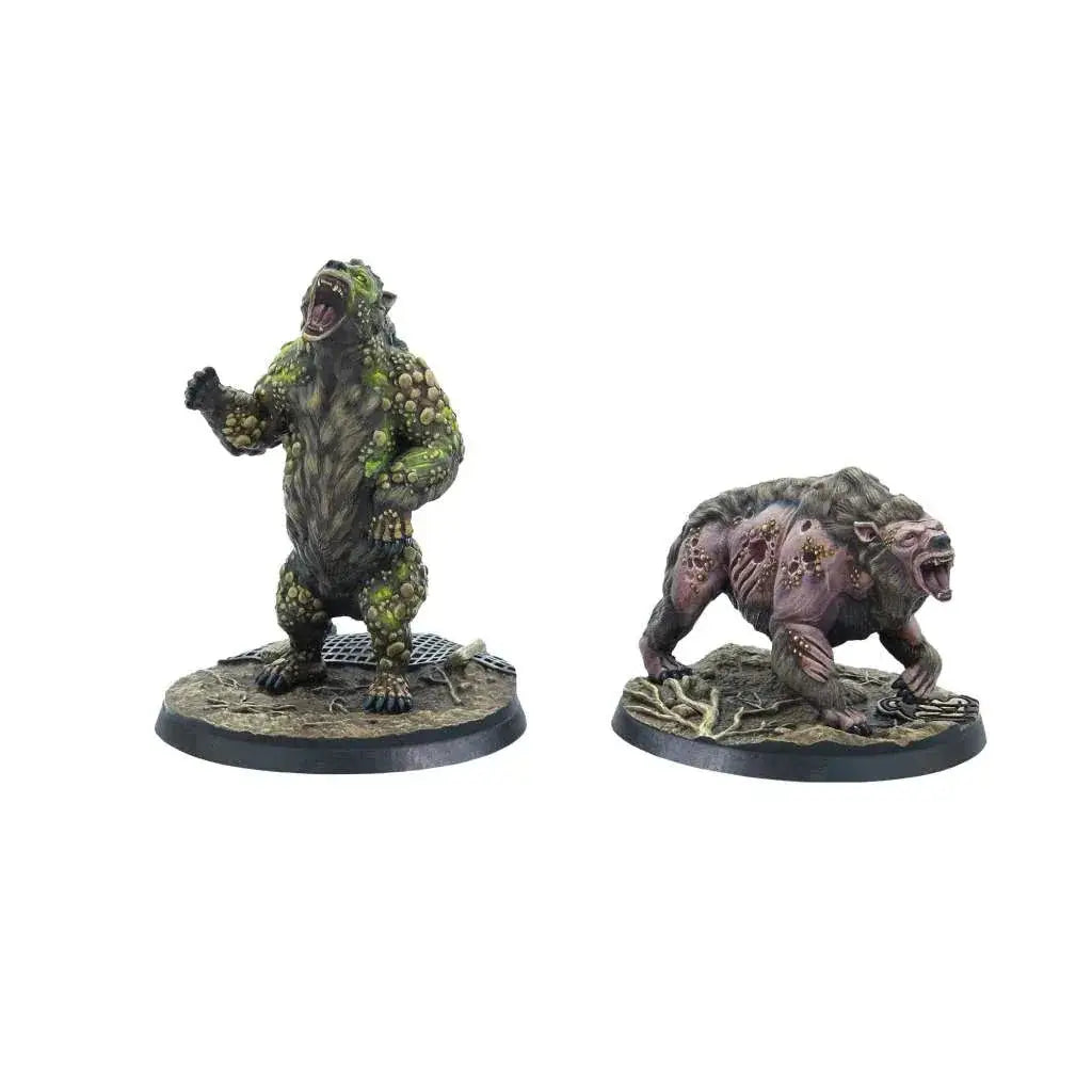 Två groteska Yao Guai-figuriner från Fallout Ambush Edition, med mossig och ruttnande björn