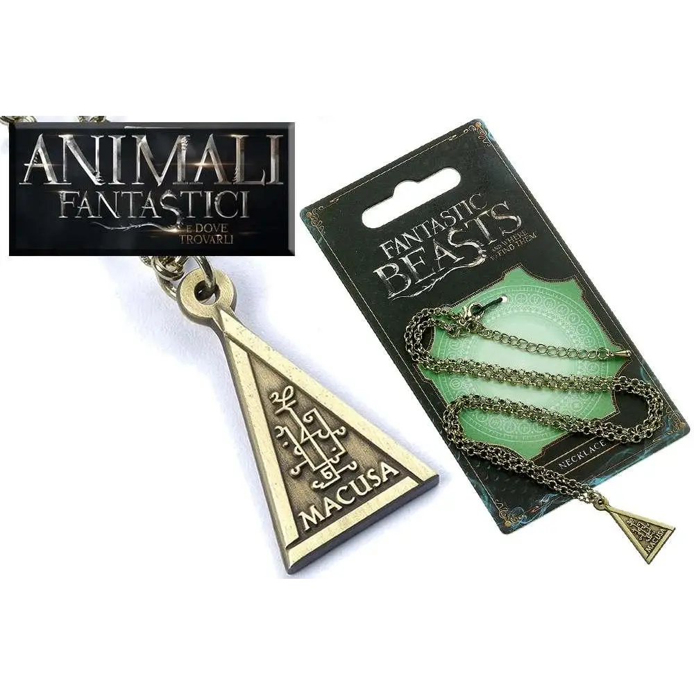 Brons triangelformad hängsmycke med ingraverad MACUSA och magiska symboler på kedja