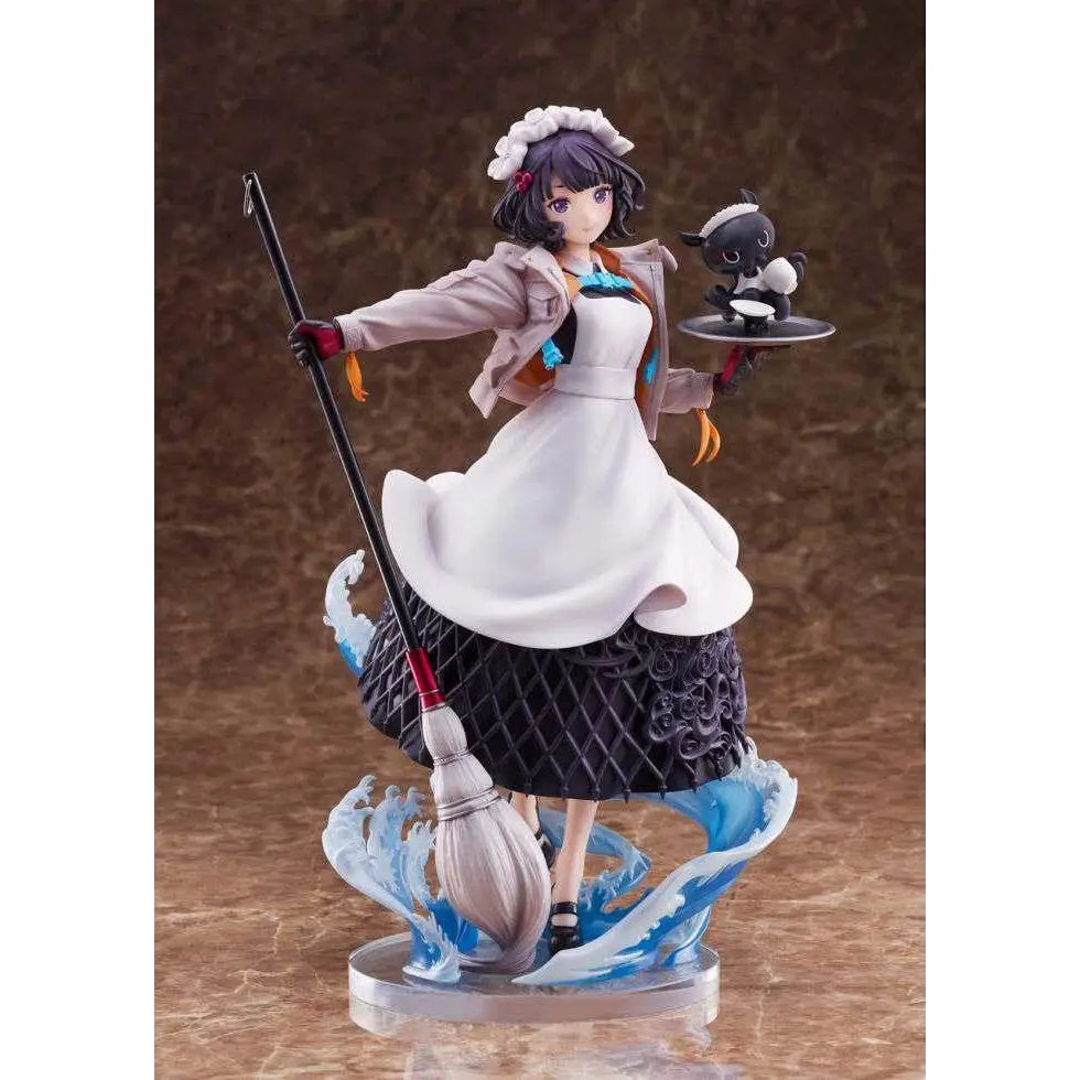 Detaljerad figur av Katsushika Hokusai i vit förkläde, svart kjol med mönster, håller kvast och bricka med litet svart väsen från Fate/Grand Order