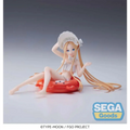 Vit animefigur av Abigail Williams i sommarversion från Fate/Grand Order, sittande i röd badring