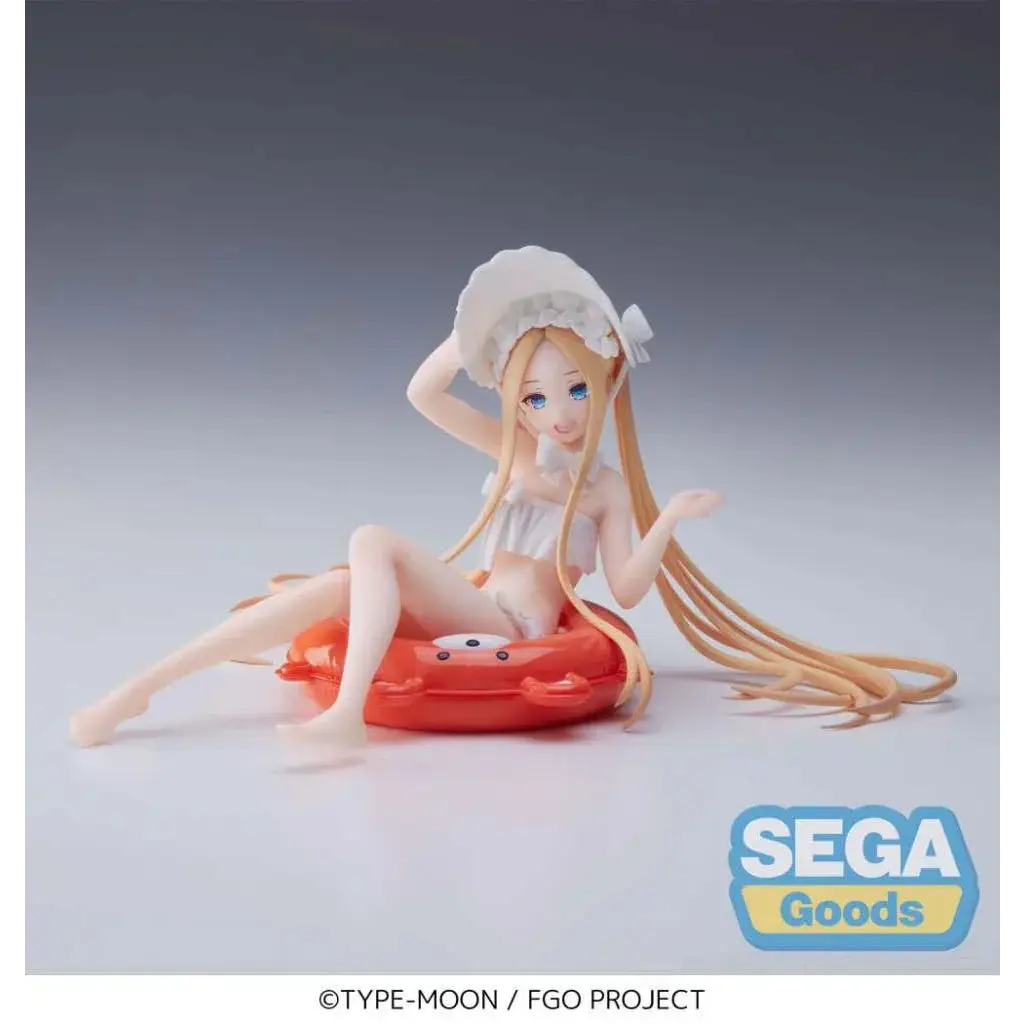 Vit animefigur av Abigail Williams i sommarversion från Fate/Grand Order, sittande i röd badring