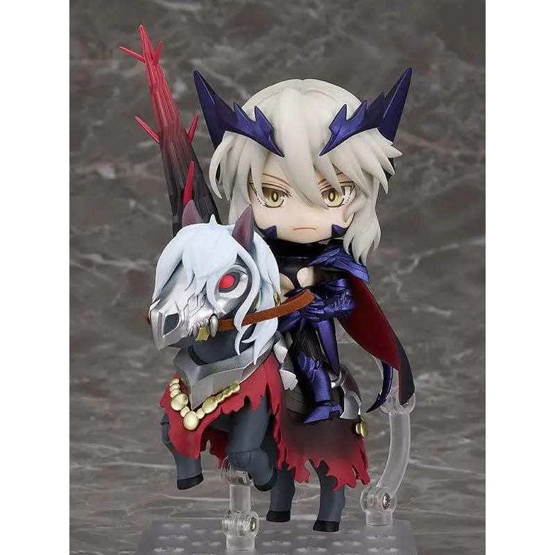 Chibi Nendoroid av Altria Pendragon från Fate/Grand Order på skelett häst
