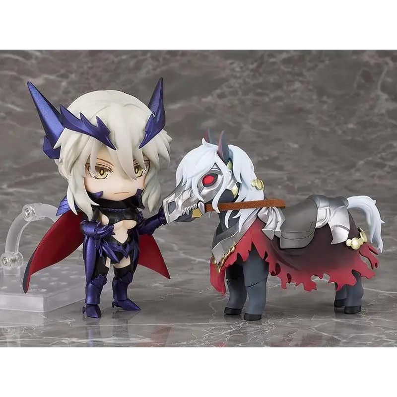 Chibi Nendoroid-figur av Altria Pendragon från Fate/Grand Order med vit hår, blå rustning, röd mantel och häst