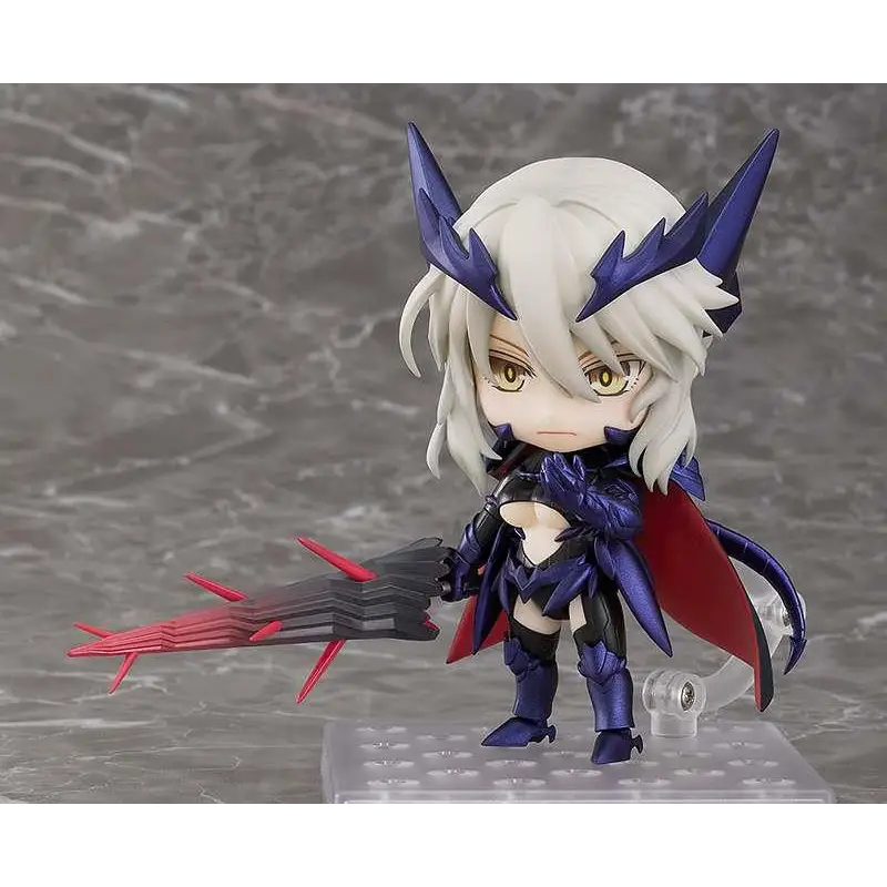 Chibi Nendoroid av Altria Pendragon från Fate/Grand Order med vit hår, lila horn och rustning
