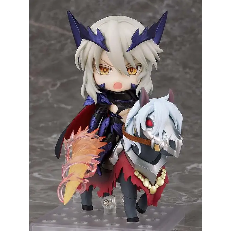 Vit anhårig animefigur Altria Pendragon med lila horn och guldaugnar i svart-röd rustning på vit skelett häst med guldpärlor. Nendoroid från Fate/Grand Order