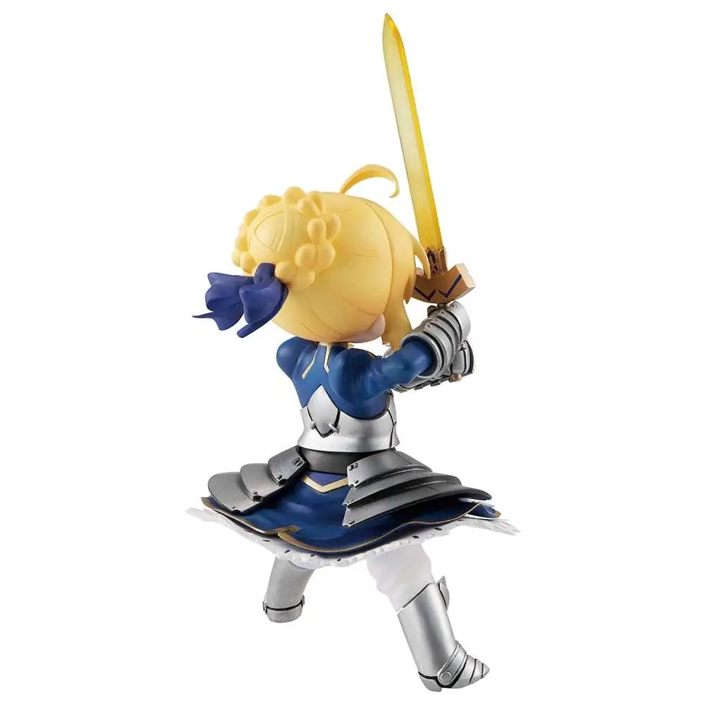 Blå och silverrustad figur av Saber/Altria Pendragon med guldsvärd