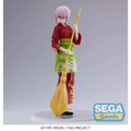 Rosa hårig Mash Kyrielight animefigur i röd-grön kimono med vita blommor, håller gul kvast