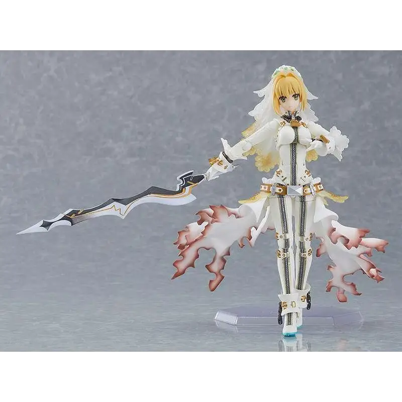 Vit figurin av Saber Nero Claudius (Bride) i vit och guld rustning med svartvitt svärd