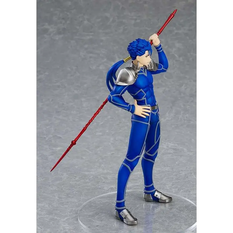 Blå rustad Lancer-figur med rött spjut från Fate/stay night Heaven’s Feel, dynamisk pose på rund bas