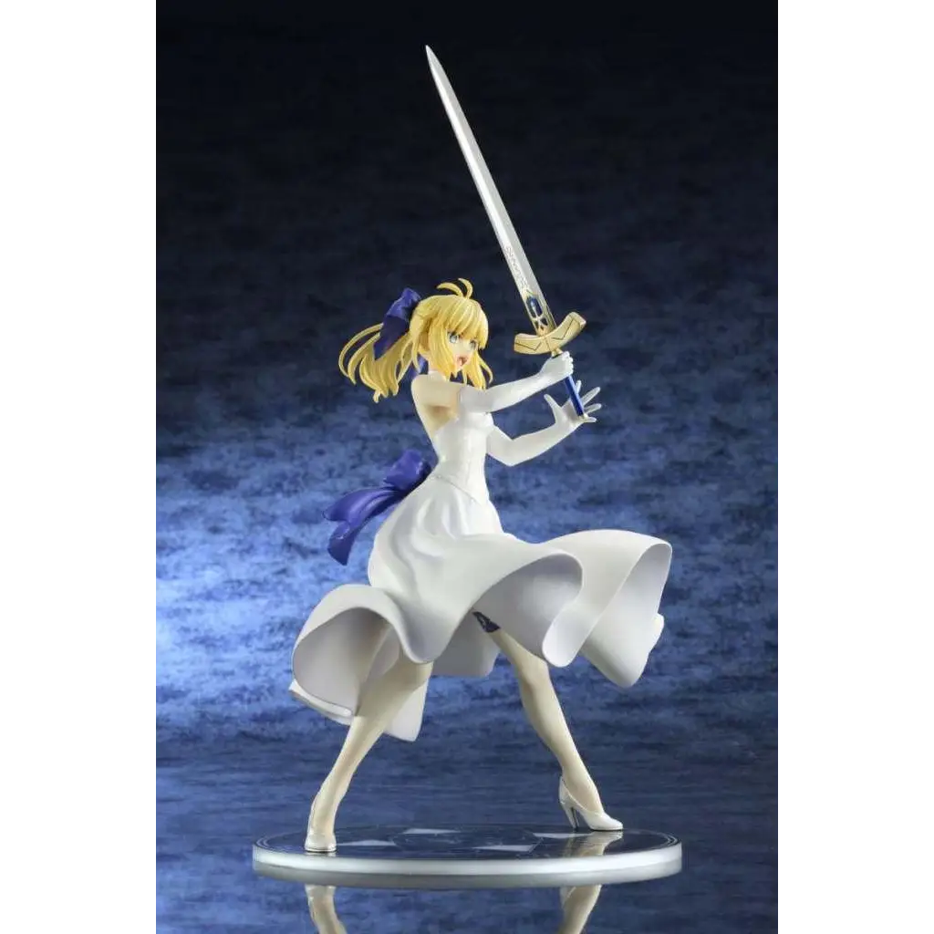 Vit figur av Saber i vit klänning från Fate/stay night, med svärd