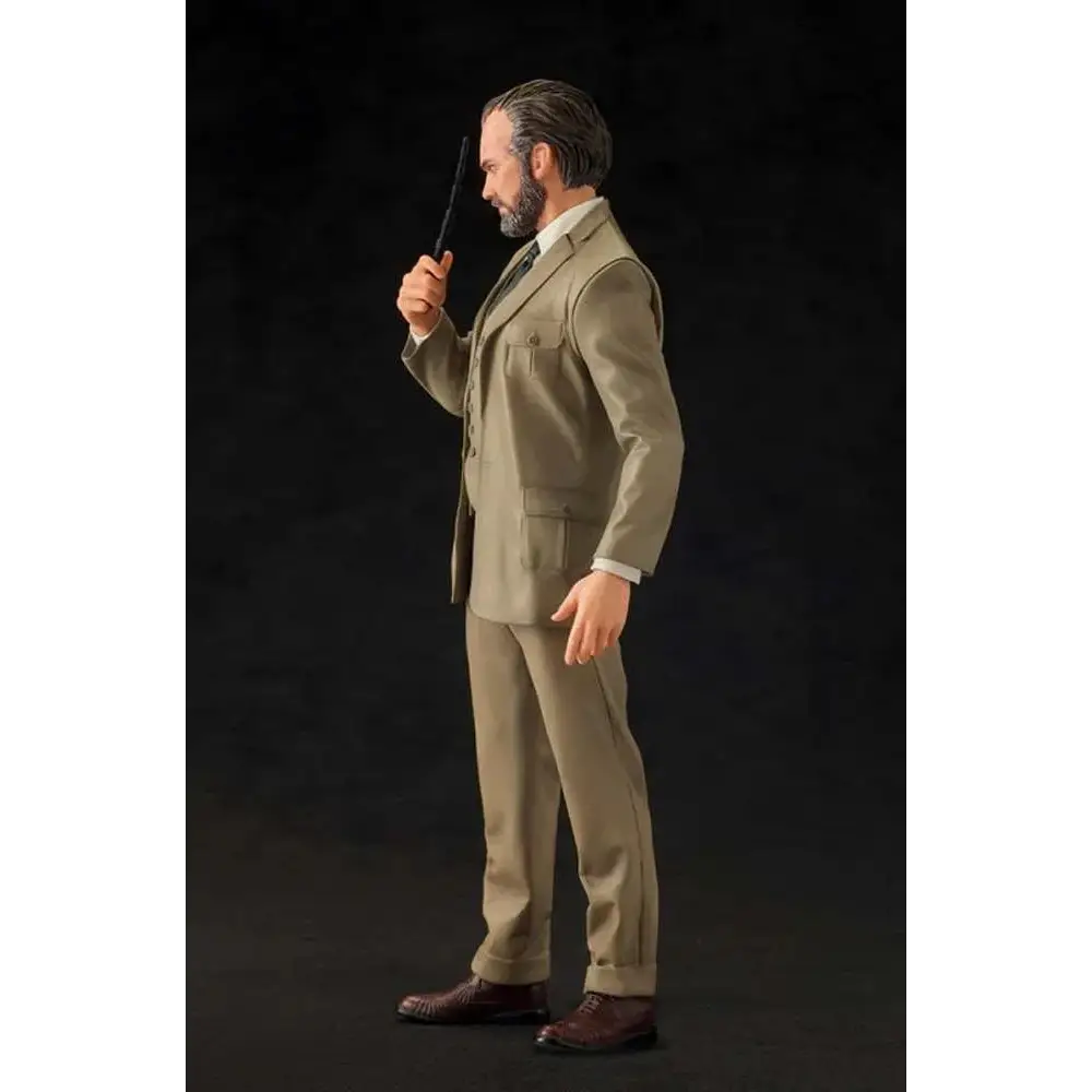 Grindelwald i beige kostym med vit skjorta, mörk slips och svart trollstav, ARTFX+ staty