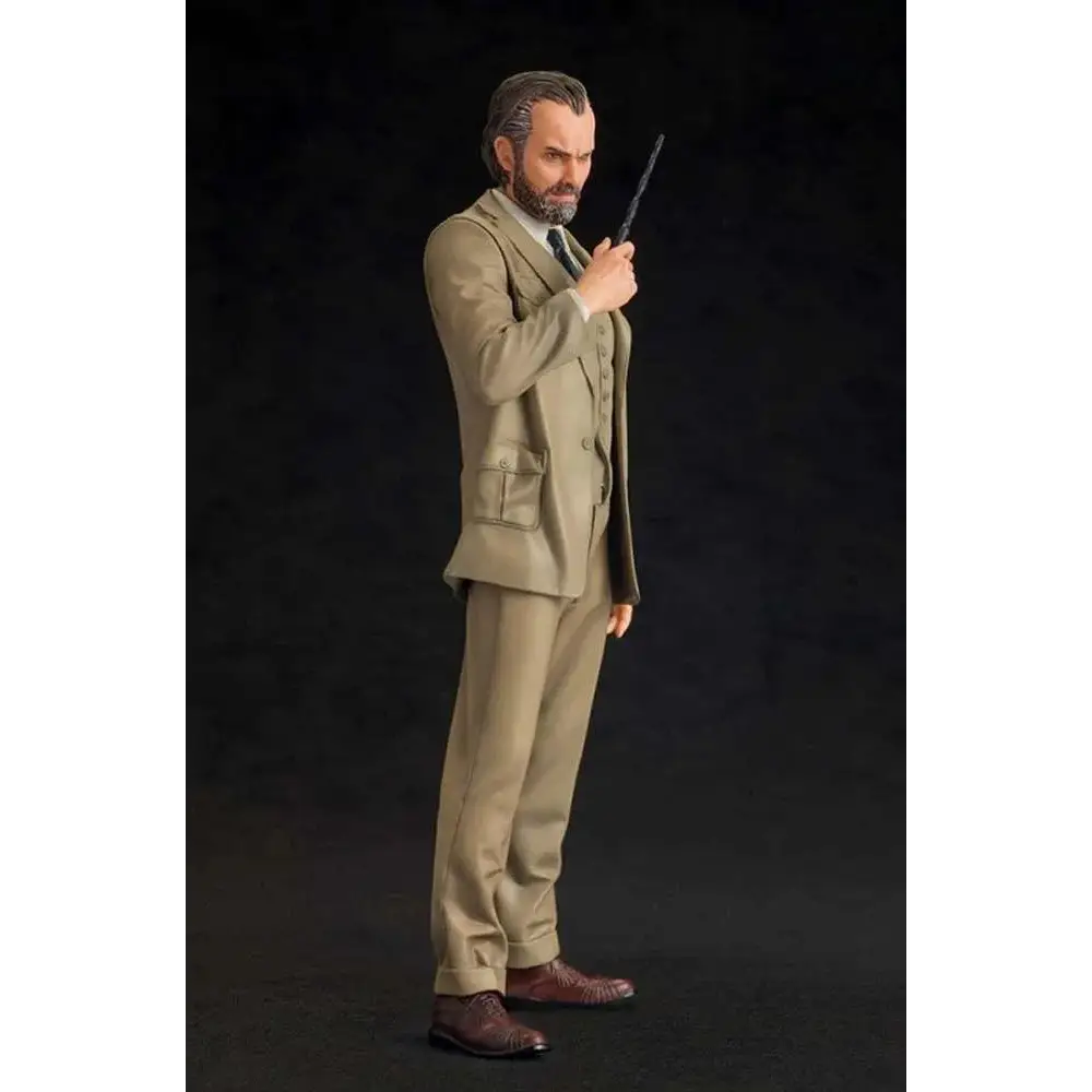 Detaljerad beige tredelad kostymfigur med texturerat tyg och matchande bruna läderskor, Fb Crimes Grindelwald Dumbledore ARTFX+ staty