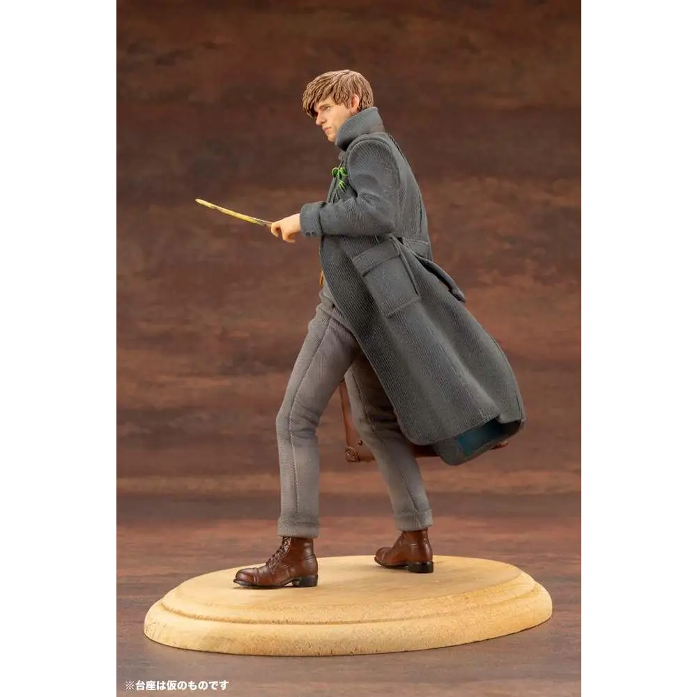 Detaljerad grå corduroy-kappa med hög krage och fickor på figurin med trollstav i Fb Crimes Grindelwald Scamander ArtFX+